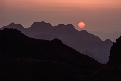 Un soleil cramoisi brillant se couche sur la chaîne de Yan Shan. Shanhaiguan Pass, H... - James L Stanfield