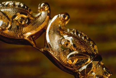 Un bracelet en or fait main avec deux têtes de requin se heurtant. Amérique du Sud. - James L Stanfield