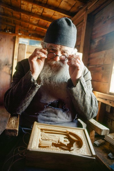 Un maître sculpteur et prêtre orthodoxe pose avec son œuvre. Mont Athos, Grèce - James L Stanfield