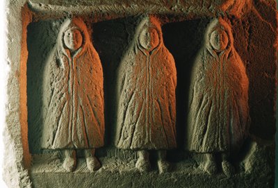 Une sculpture en relief représentant des divinités locales enveloppées contre le froid. Housesteads R... - James L Stanfield