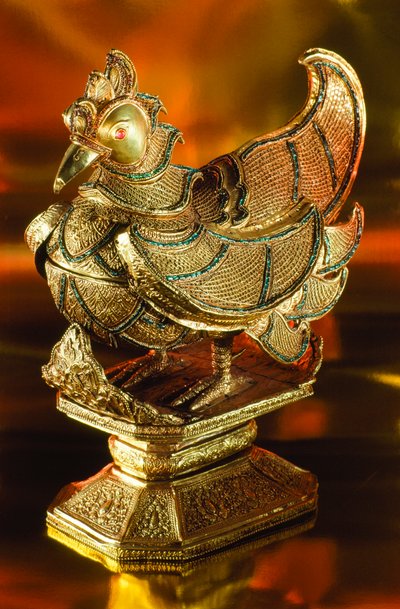 Une oie sacrée en or ornée de bijoux qui contenait autrefois des noix de bétel. Londres, Angleterre - James L Stanfield