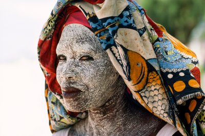 Une femme porte de la crème d