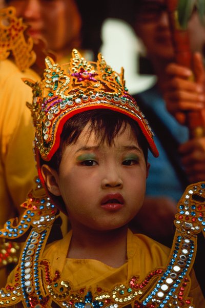 Un jeune fidèle au festival de Tabaung. Pagode Shwe Dagon, Rangoon, Birmanie - James L Stanfield