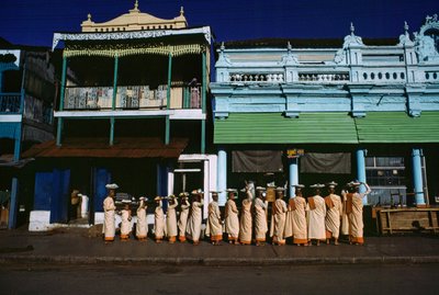 Les nonnes bouddhistes de divers âges défilent sur le trottoir en sollicitant des aumônes. Maymyo, Birmanie - James L Stanfield