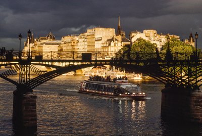 Des nuages sombres sont au-dessus alors qu