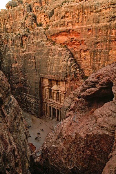Vue en hauteur du temple nabatéen appelé Al-Khazneh et le Trésor du Pharaon - James L Stanfield