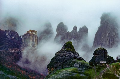 Monastères du quatorzième siècle, formations rocheuses enveloppées de brouillard. Monastères de Météores - James L Stanfield