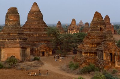 Pagodes Man Aung avec des fermiers, Myanmar - James L Stanfield