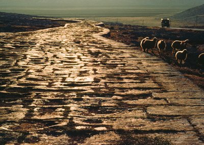 Route moderne en macadam parallèle à l