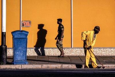 Hommes sud-africains dans une rue et sur un trottoir à Pretoria, Afrique du Sud - James L Stanfield