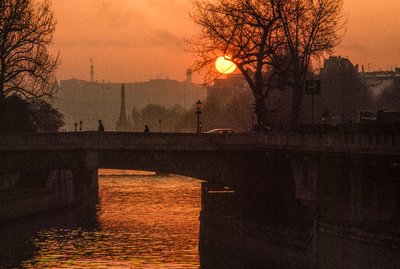 Lever de soleil sur la Seine près de l