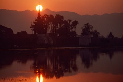 Coucher de soleil à Kywe Sun Wharf. KYWE SUN WHARF, MANDALAY, BIRMANIE. - James L Stanfield