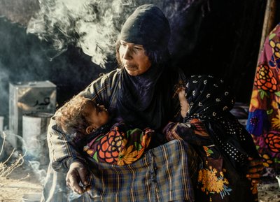 Femme bédouine syrienne avec ses jeunes enfants dans une tente - James L Stanfield