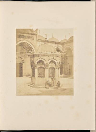 [Fontaine à ablutions dans la cour de la Nouvelle Mosquée]. - James Robertson
