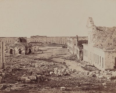 Cour avec bâtiment à dôme en ruines - James Robertson