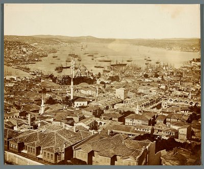 « Le Bosphore » [Istanbul. Panorama de la ville - vue en direction du détroit du Bosphore] - James Robertson