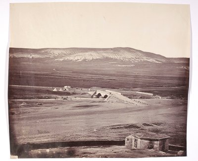 « Le pont de Traktir ». [Guerre de Crimée. Le pont de Traktir sur la rivière Tchernaya, près de Balaklava.] - James Robertson