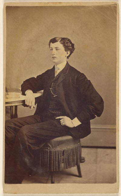 [Jeune homme non identifié assis à une table] - James S. Woodley