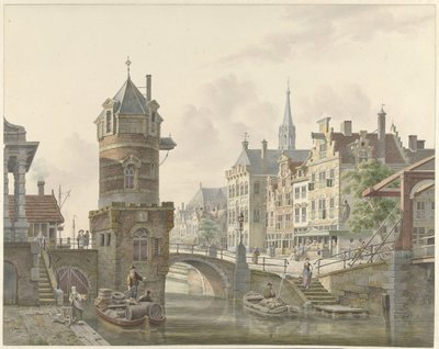 Canal dans une ville avec une petite tour près d