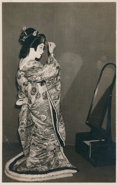 Une femme vêtue d