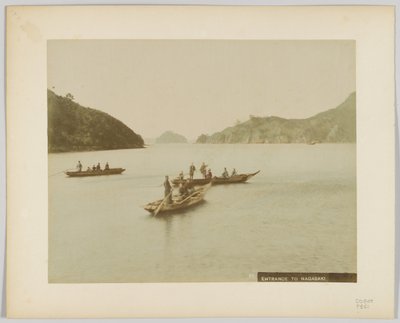 Entrée à Nagasaki, Japon (photo noir et blanc colorisée à la main) - Japanese Photographer