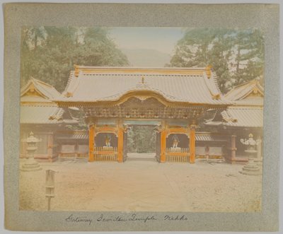 Porte du temple Jemitsu, Nikko, Japon (photo noir et blanc colorisée à la main) - Japanese Photographer
