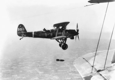 Avions japonais effectuant un bombardement sur des cibles en Chine, 1937 - Japanese Photographer