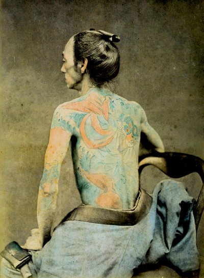 Homme japonais avec des tatouages traditionnels Irezumi, vers 1890 (photo albuminée colorée à la main) - Japanese Photographer