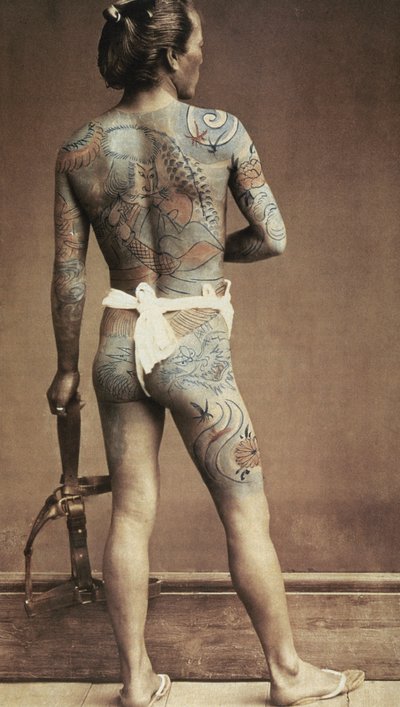 Homme avec tatouage japonais spécifique. Photo albumine, colorée à la main. Vers 1880 - Japanese Photographer