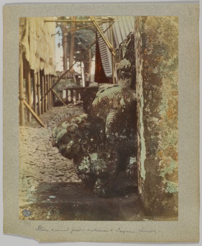 Poteau sculpté en pierre à l