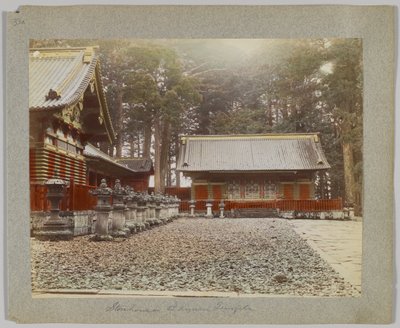 Entrepôts à Tōshō-gū, Nikko, Japon (photo noir et blanc colorisée à la main) - Japanese Photographer