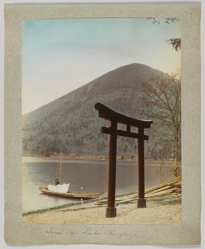 Torii sur le lac Chuzenji, Nikko, Japon - Japanese Photographer