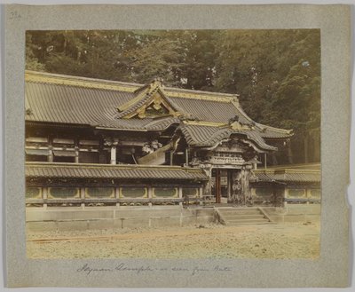 Tōshō-gū vu depuis la porte, Nikko, Japon - Japanese Photographer