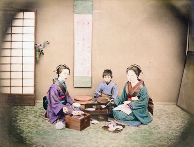 Deux femmes et un enfant déjeunent, assis sur un tapis - Japanese Photographer