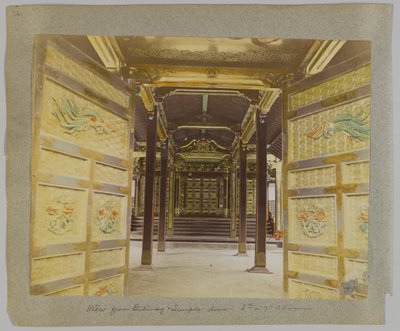 Vue depuis la porte du temple du 6e ou 7e shogun, parc de Shiba, Tokyo, Japon - Japanese Photographer