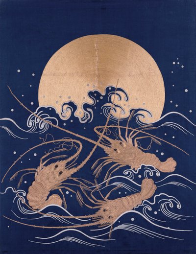 Panneau textile brodé japonais en satin bleu foncé représentant trois écrevisses parmi les vagues devant un soleil levant - Japanese School