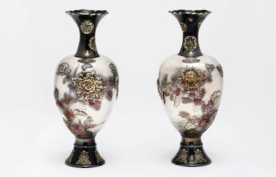 Une paire de vases Ozeki Studio, période Meiji, fin du 19ème siècle - Japanese School