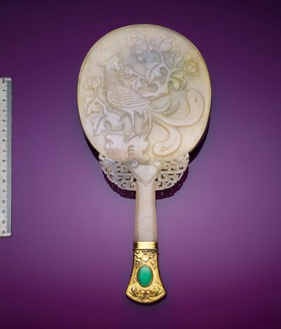 Un miroir en jade blanc et argent doré avec un bas-relief de phénix et de pivoine - Japanese School