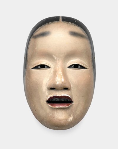 Un masque en bois avec fond gofun, peint avec sumi pour les cheveux, les yeux et les dents et rouge pour les lèvres - Japanese School