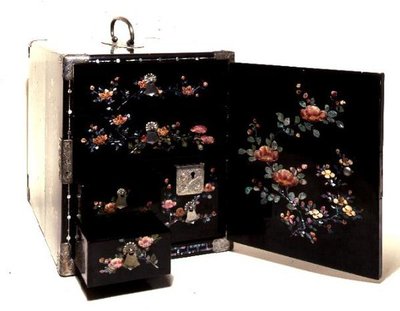 Coffret de transport, décoration peinte avec incrustation de nacre, japonais - Japanese School