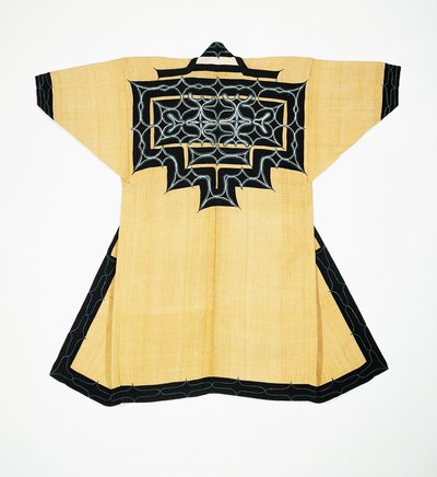 Robe cérémonielle (attush) de la population Ainu avec des motifs traditionnels Ainu, broderie au point de chaînette, écorce d