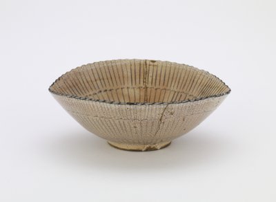 Bol de service individuel en forme de chapeau de carex, période Edo - Japanese School