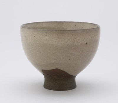 Bol à thé Inkyuzan en forme de Goki, avec chiffre imprimé, c.1804-25 - Japanese School