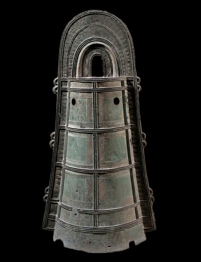 Art japonais : Dotaku (cloche en bronze). Hauteur 0,8 m Civilisation Yayoi (300 avant J.-C.-300 après J.-C.) Paris, Musée Guimet, Musée national des Arts Asiatiques - Japanese School