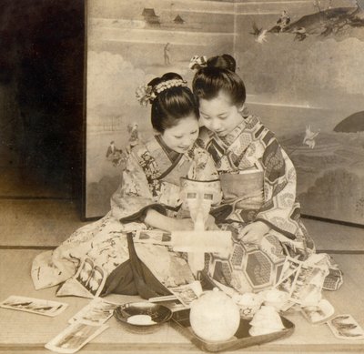 Filles japonaises utilisant un stéréoscope avec des cartes stéréographiques, 1899 - Japanese School