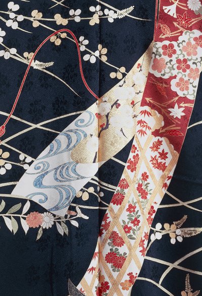 Kimono Furisode (manches flottantes) porté par de jeunes femmes célibataires lors d