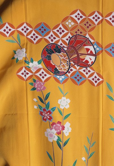 Fille en kimono (7 ans) similaire à celui des femmes adultes pour la fête de Shichi-Go-San en allant au sanctuaire shinto avec leur famille, soie, motifs floraux, fleurs de cerisier, tambour Taiko, détail, textiles de Tokamachi, civilisation japonaise, 20e - Japanese School