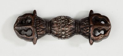 Menuki, ou ornement de poignée, en forme de vajra, symbole de foudre bouddhiste - Japanese School