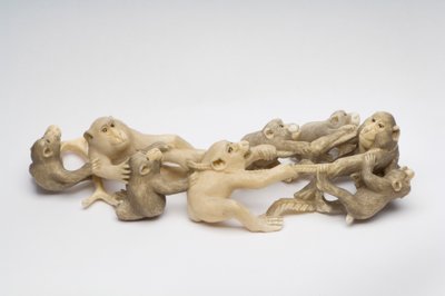 Okimono sculpté en huit singes japonais Macaque engagés dans une lutte de cou - Japanese School