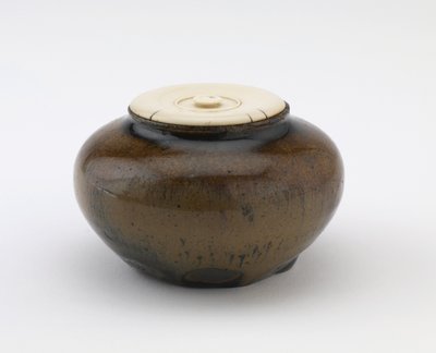 Petit pot utilisé comme boîte à thé, préfecture de Gifu, période Muromachi ou Momoyama - Japanese School